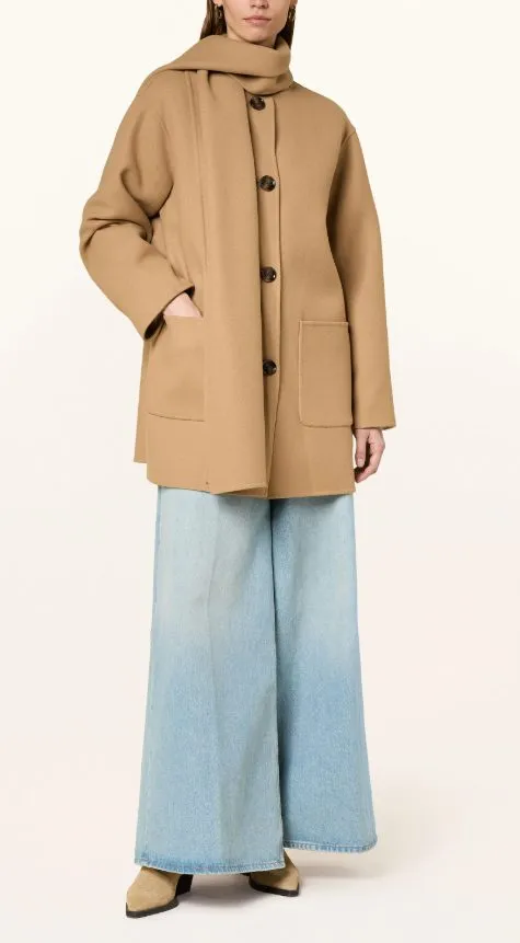 Damen-Wollmantel in Camel mit weitem Schnitt und heller Wide-Leg-Jeans