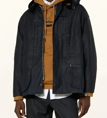 Barbour Jacke Herren in Dunkelblau im modernen Layering-Look mit Hoodie und Hemd
