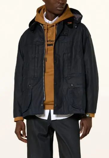 Barbour Jacke Herren in Dunkelblau im modernen Layering-Look mit Hoodie und Hemd
