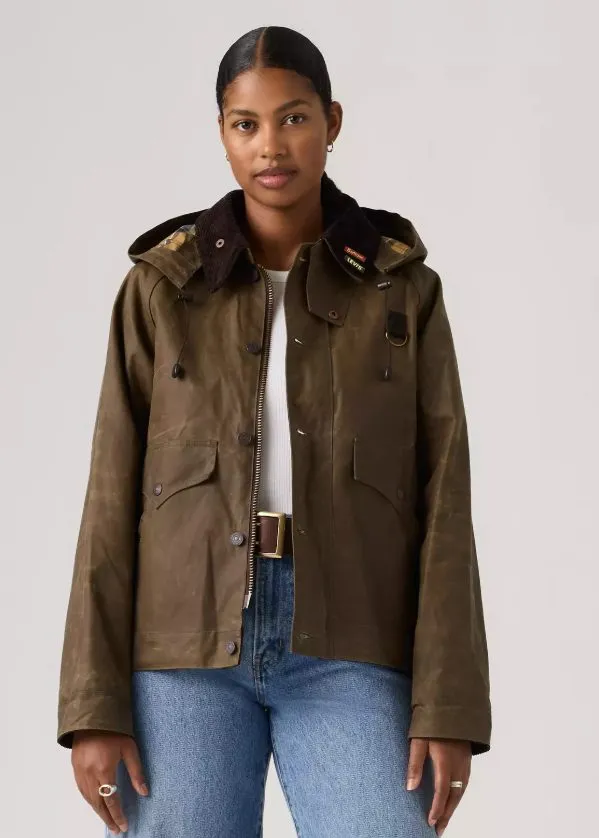 Damen-Look mit brauner Barbour Wachsjacke, weißem Top und blauer Jeans