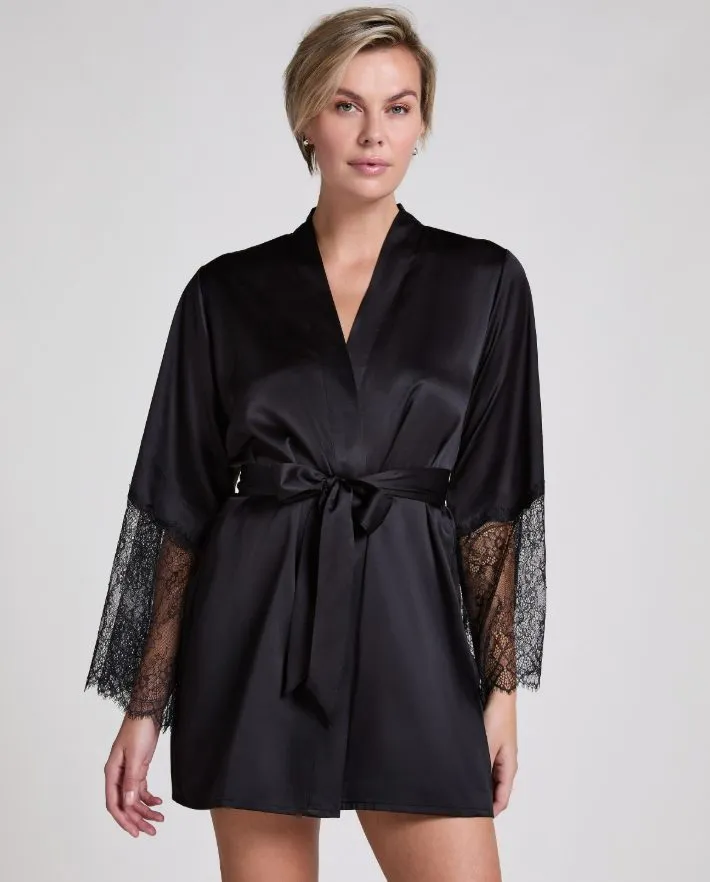 Schwarzer Kimono aus Satin mit Bindeg&uuml;rtel und Spitzen&auml;rmeln, modern interpretiert