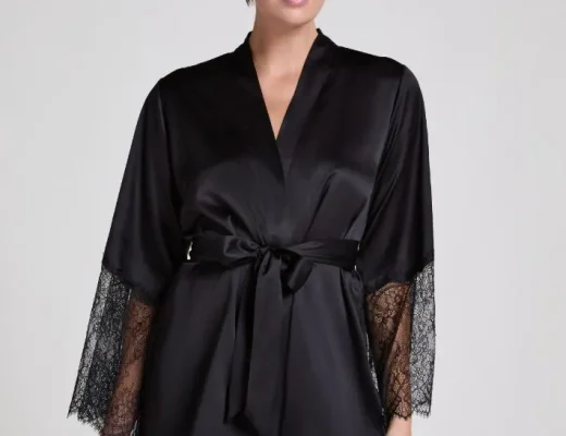 Schwarzer Kimono aus Satin mit Bindegürtel und Spitzenärmeln, modern interpretiert