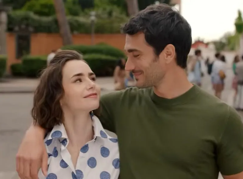 Emily in Paris Staffel 5 – Emily Cooper lächelt Marcello Muratori an, während er den Arm um sie legt. Szene in den Straßen von Rom aus dem offiziellen Netflix-Trailer. Quelle: Netflix.