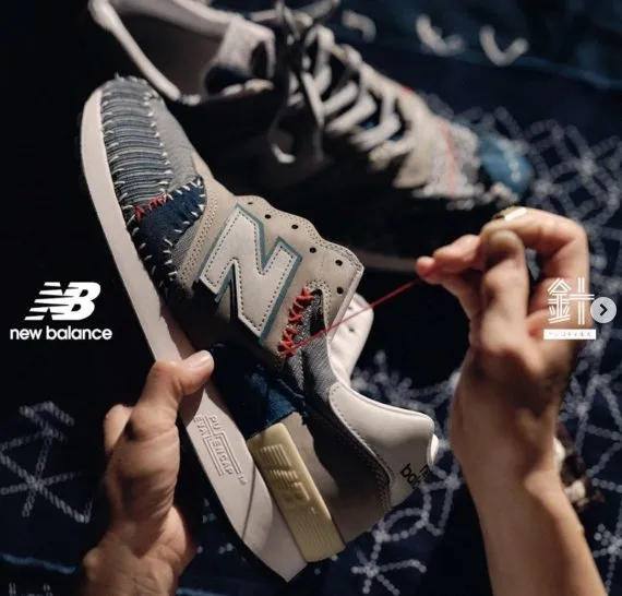Handgefertigter Sashiko Gals x New Balance 1300 JP Sneaker während der Bestickung mit traditioneller japanischer Sashiko-Technik.