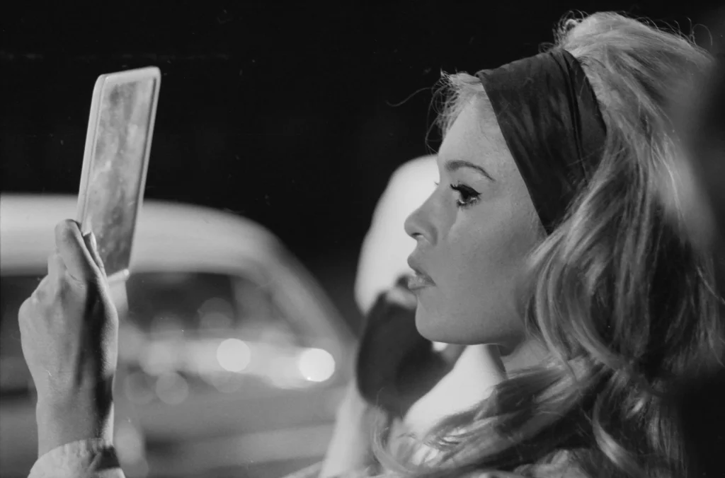 Brigitte Bardot am Filmset von „Privatleben“ 1961 während einer Drehpause Brigitte Bardot am Set von „Privatleben“, 1961 Foto: Comet Photo AG (Zürich), ETH-Bibliothek Zürich Lizenz: CC BY-SA 4.0 https://creativecommons.org/licenses/by-sa/4.0/