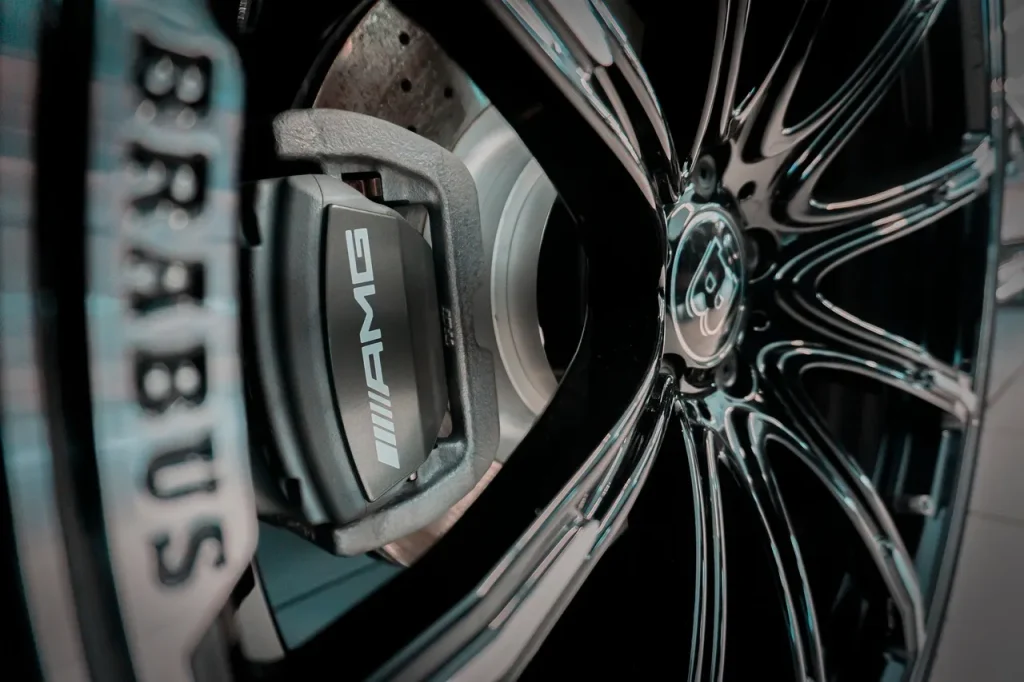 Mercedes Brabus AMG Hochleistungsbremse mit schwarzer Felge und sichtbarem AMG Bremssattel in Detailaufnahme