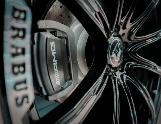 Mercedes Brabus AMG Hochleistungsbremse mit schwarzer Felge und sichtbarem AMG Bremssattel in Detailaufnahme