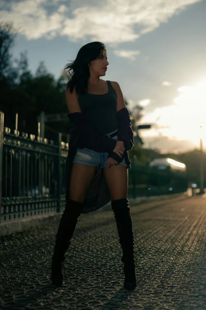 Schwarze Overknee-Stiefel kombiniert mit Shorts und Top im Streetstyle-Look