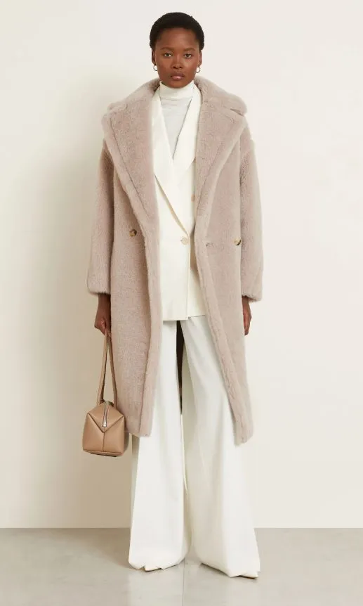 Eleganter Shearlingmantel in hellem Beige für Damen, kombiniert mit cremefarbenem Tailoring im Herbst-Winter-Look