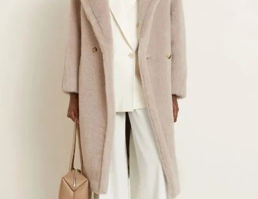 Eleganter Shearlingmantel in hellem Beige für Damen, kombiniert mit cremefarbenem Tailoring im Herbst-Winter-Look