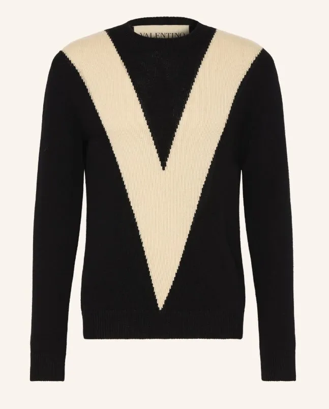 Schwarzer Valentino Pullover mit ikonischem V-Motiv &ndash; Symbol f&uuml;r das Verm&auml;chtnis im Nachruf Modedesigner Valentino