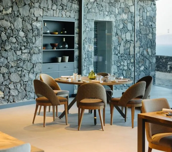 Restaurant im Bancal Hotel & Spa auf La Gomera mit modernem Interieur, Natursteinw&auml;nden und Blick ins Freie
