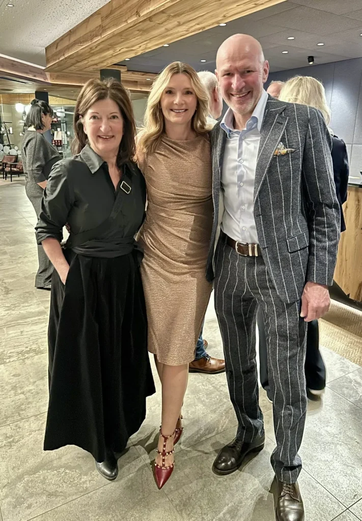 Hotel-Besitzer Birgit Maier und Alexander Strobl mit Dr. Marie-Catherine Klarkowski, Kongresszentrum World of Congress im Hotel Gut Brandlhof bei Saalfelden