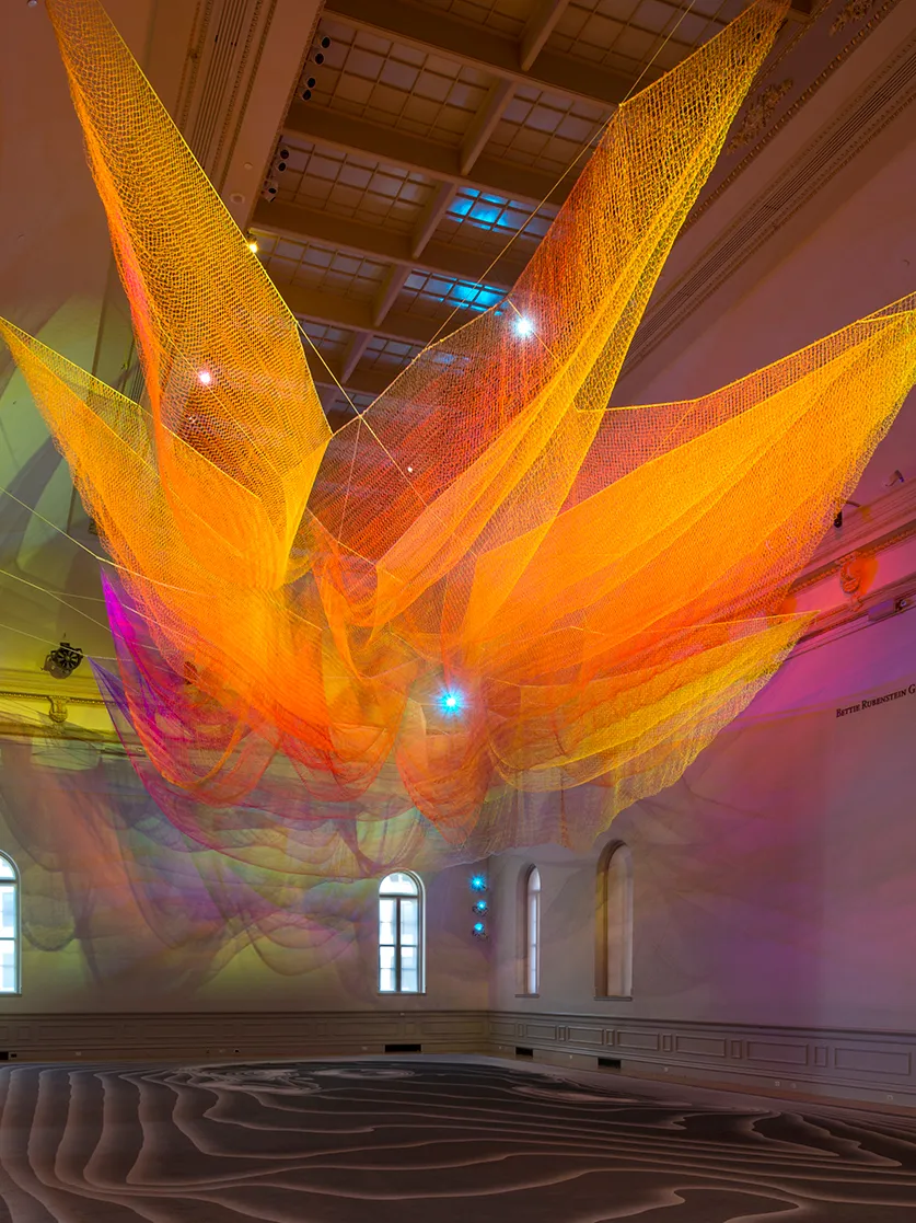 Großformatige String-Art-Installation aus farbigen Fäden im Museumsraum von Janet Echelman