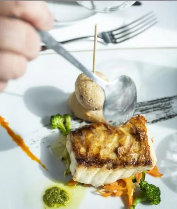 Hauptgericht im Restaurant des Parador de La Gomera mit gebratenem Fisch, Gem&uuml;se und klassischer Pr&auml;sentation