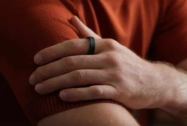 Hand tr&auml;gt den Health-Tracker-Ring RingConn zur diskreten Messung von Schlaf, Stress und Regeneration