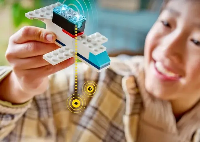 LEGO Smart Flugzeug mit integriertem Smart Brick reagiert auf Bewegung und Ger&auml;usche