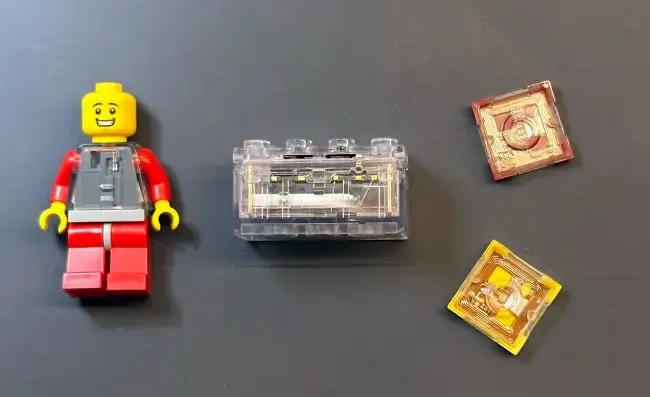 LEGO Smart Komponenten mit Smart Brick, Smart Tags und Minifigur in der &Uuml;bersicht