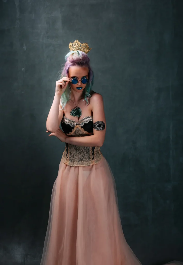 Frau mit eleganter venezianischer Maske in Gold und Schwarz als luxuriöses Faschingskostüm