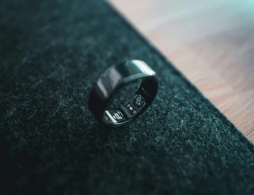 Smarter Health-Tracker-Ring liegt auf Stoffoberfläche und misst Schlaf, Aktivität und Regeneration
