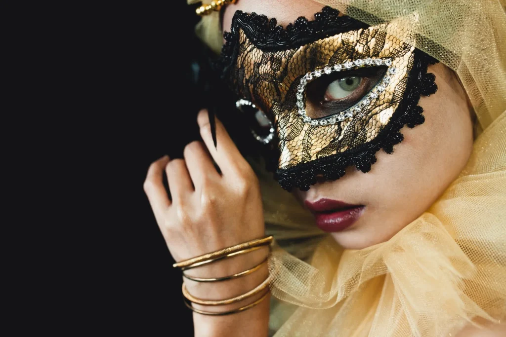 Elegante venezianische Maske in Schwarz und Gold – stilvolle Faschingsinszenierung mit luxuriösen Stoffen und feinen Details