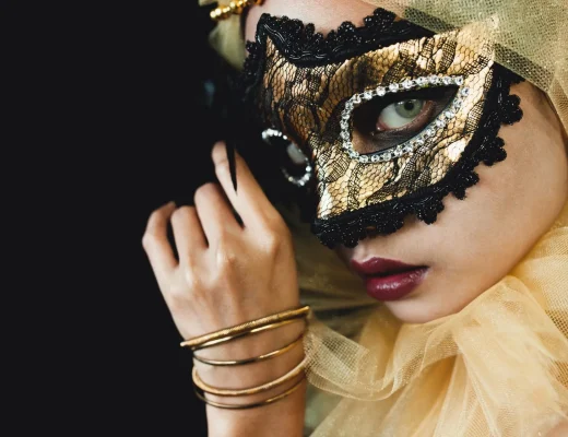 Elegante venezianische Maske in Schwarz und Gold – stilvolle Faschingsinszenierung mit luxuriösen Stoffen und feinen Details