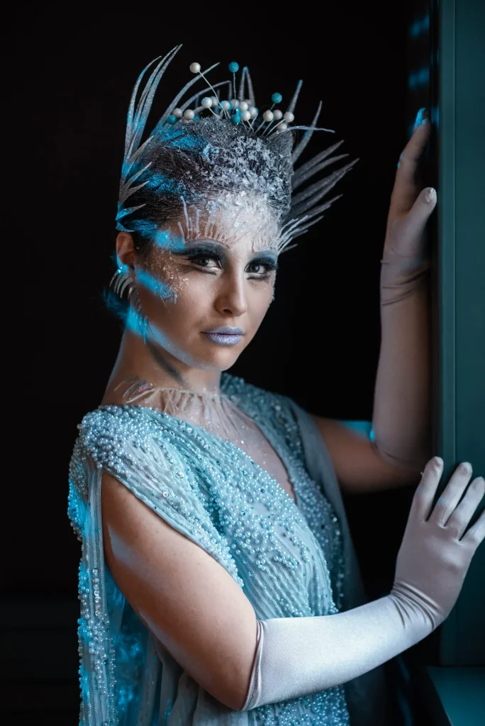 Elegantes Faschingskostüm in Eisblau mit kunstvollem Kopfschmuck und Perlenstickerei – stilvolle Inszenierung mit winterlicher Ästhetik