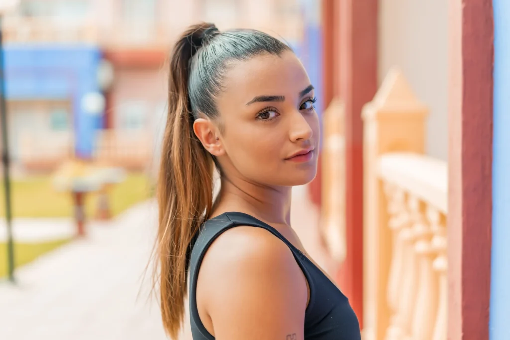 Slicked-down Pony bei dünnem Haar mit glattem Ansatz und elegantem Sleek-Finish