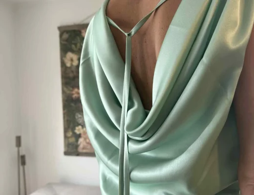 Abendkleid Ava aus Seide mit Wasserfall im Rücken und gebundenen Perlen.