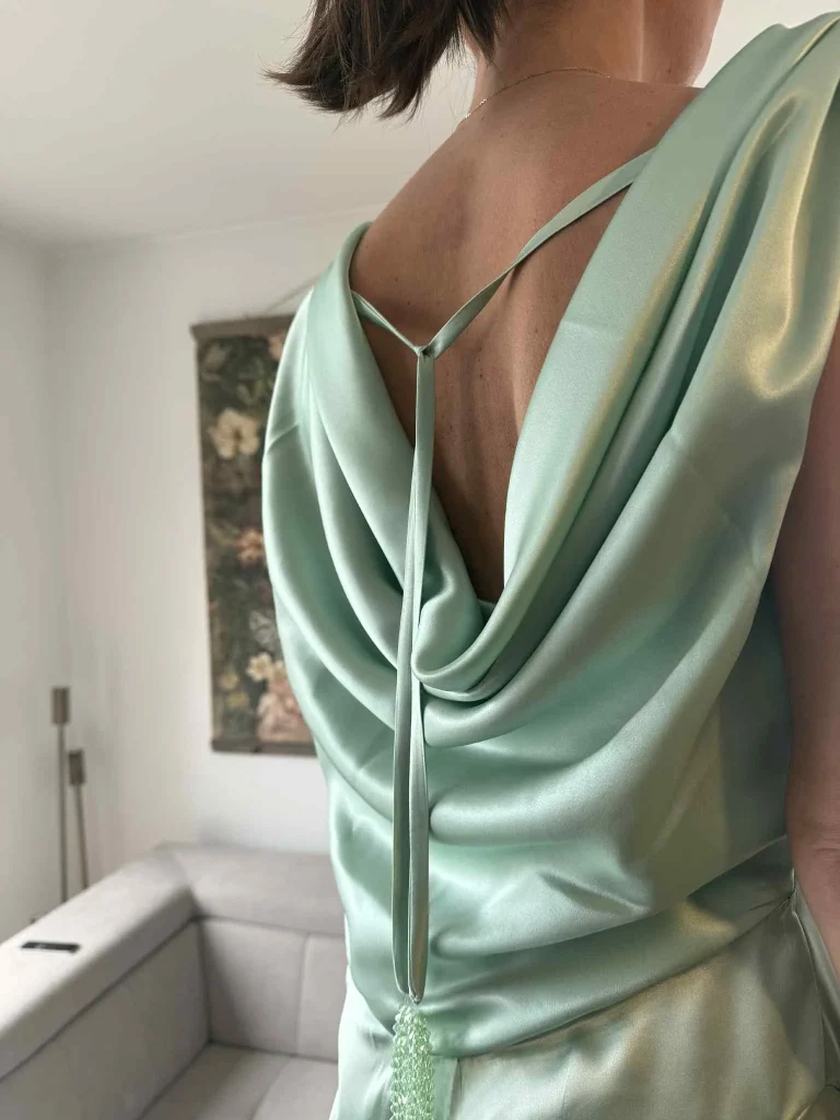 Abendkleid Ava aus Seide mit Wasserfall im Rücken und gebundenen Perlen.