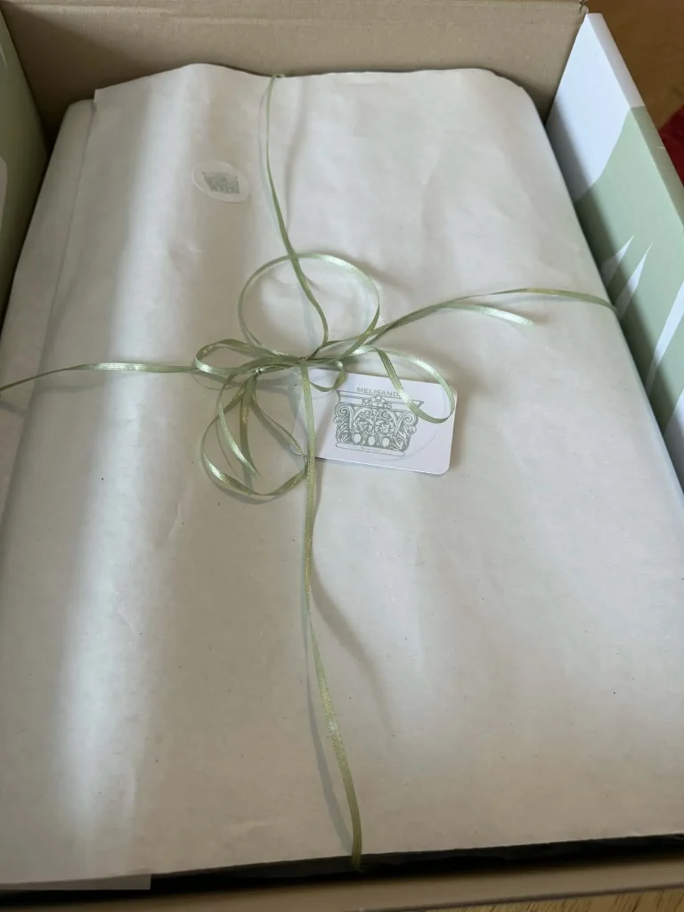 Seide von Melisande Spenger liebevoll verpackt in Seidenpapier mit Band.