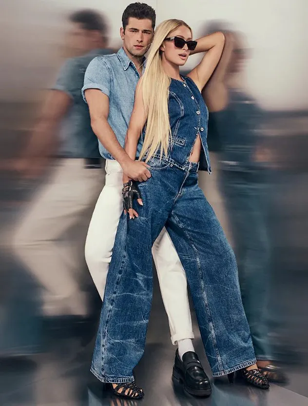 Paris Hilton und Sean O’Pry für Karl Lagerfeld Jeans in der SS26-Kampagne 2026 im Denim-LookBildquelle: Karl Lagerfeld https://www.karllagerfeld.com/de-de/collections/damen-neuheiten