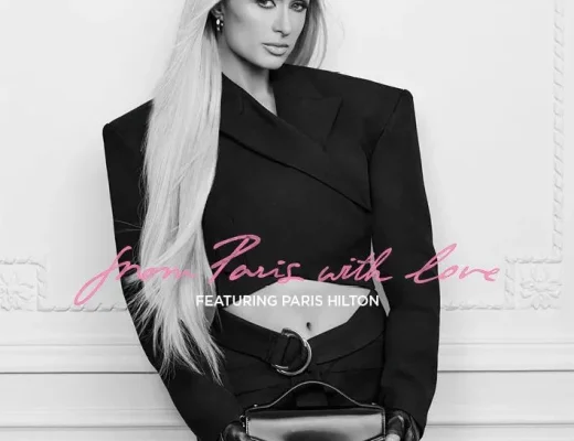 Paris Hilton für Karl Lagerfeld in der SS26-Kampagne 2026 mit schwarzem Blazer und Signature-Tasche im Pariser Maison