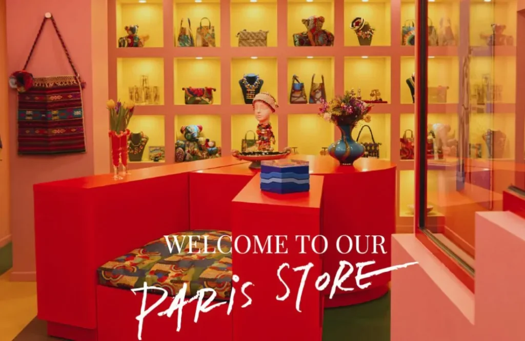 Rianna + Nina Flagship Store Paris mit roter Theke, gelb hinterleuchteten Wandnischen und farbenfrohen Accessoires in der Rue Duphot