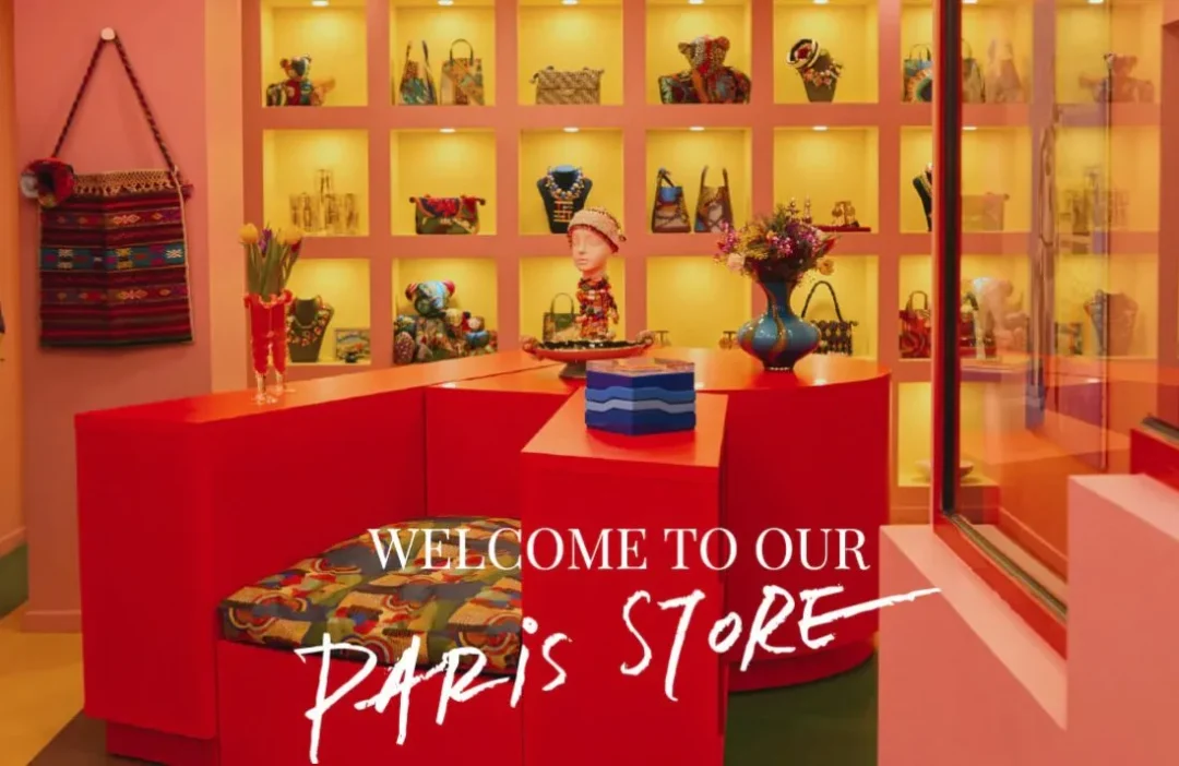 Rianna + Nina Flagship Store Paris mit roter Theke, gelb hinterleuchteten Wandnischen und farbenfrohen Accessoires in der Rue Duphot