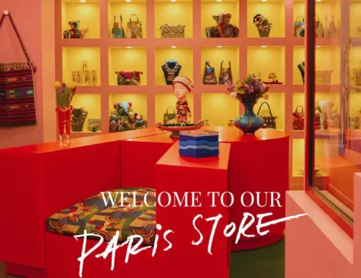 Rianna + Nina Flagship Store Paris mit roter Theke, gelb hinterleuchteten Wandnischen und farbenfrohen Accessoires in der Rue Duphot