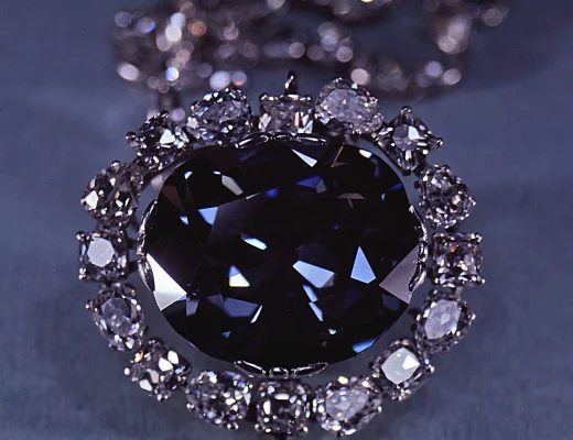 Hope-Diamant mit tiefblauer Farbe, umgeben von weißen Diamanten, ausgestellt im National Museum of Natural History