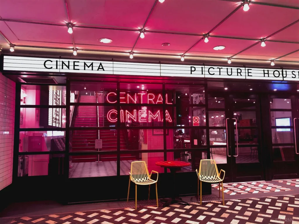 Neonbeleuchtetes Kino mit Central Cinema Schriftzug – urbane Atmosphäre zur Berlinale 2026 in Berlin