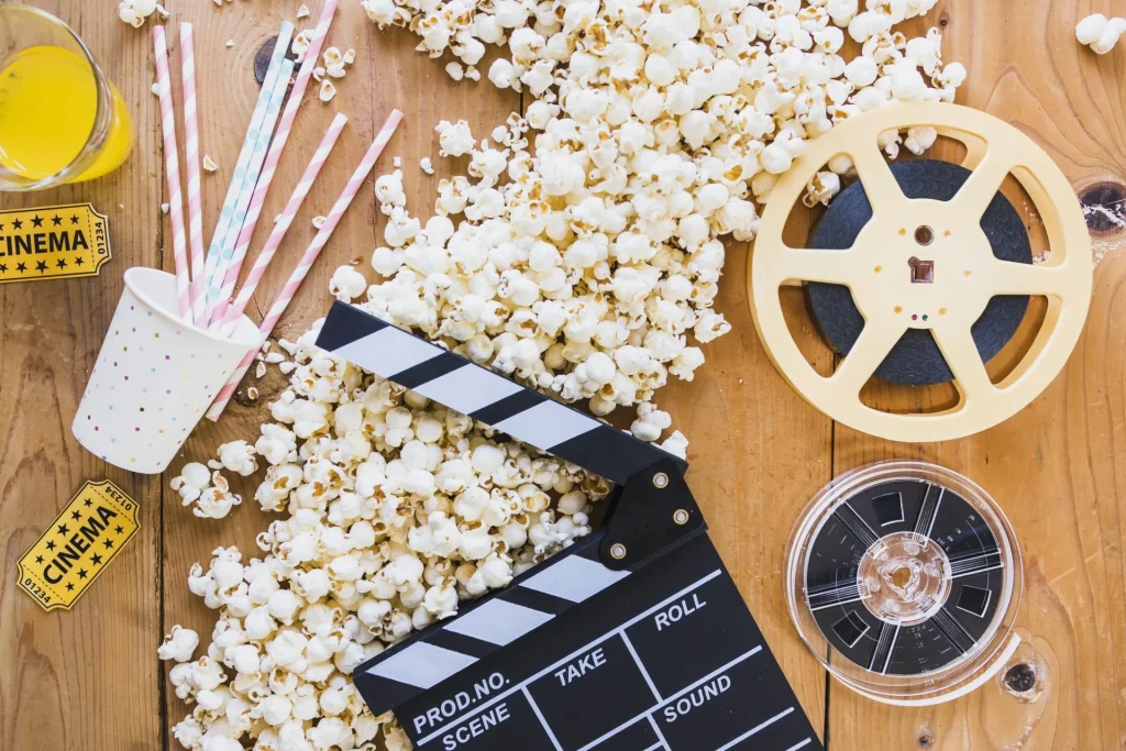 Popcorn, Filmklappe und Filmrollen auf Holztisch – Symbolbild für Berlinale 2026 und Filmfestival in Berlin