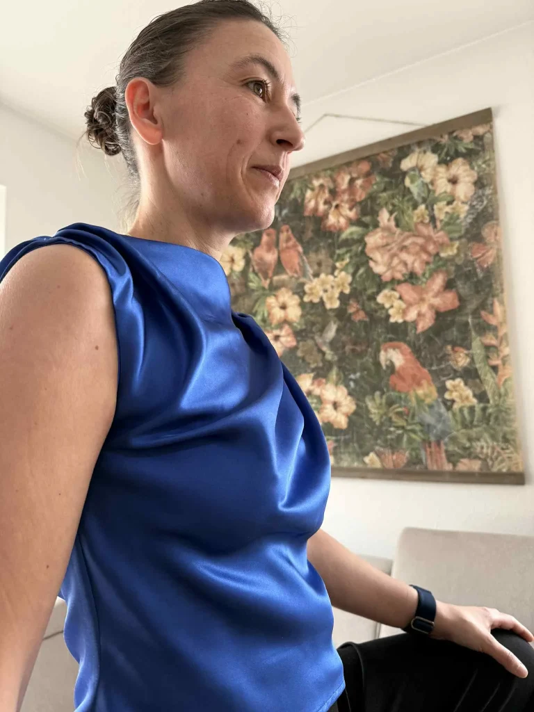 Marlene Seidenbluse in Royalblau getragen – feine Seide mit fließendem Fall.