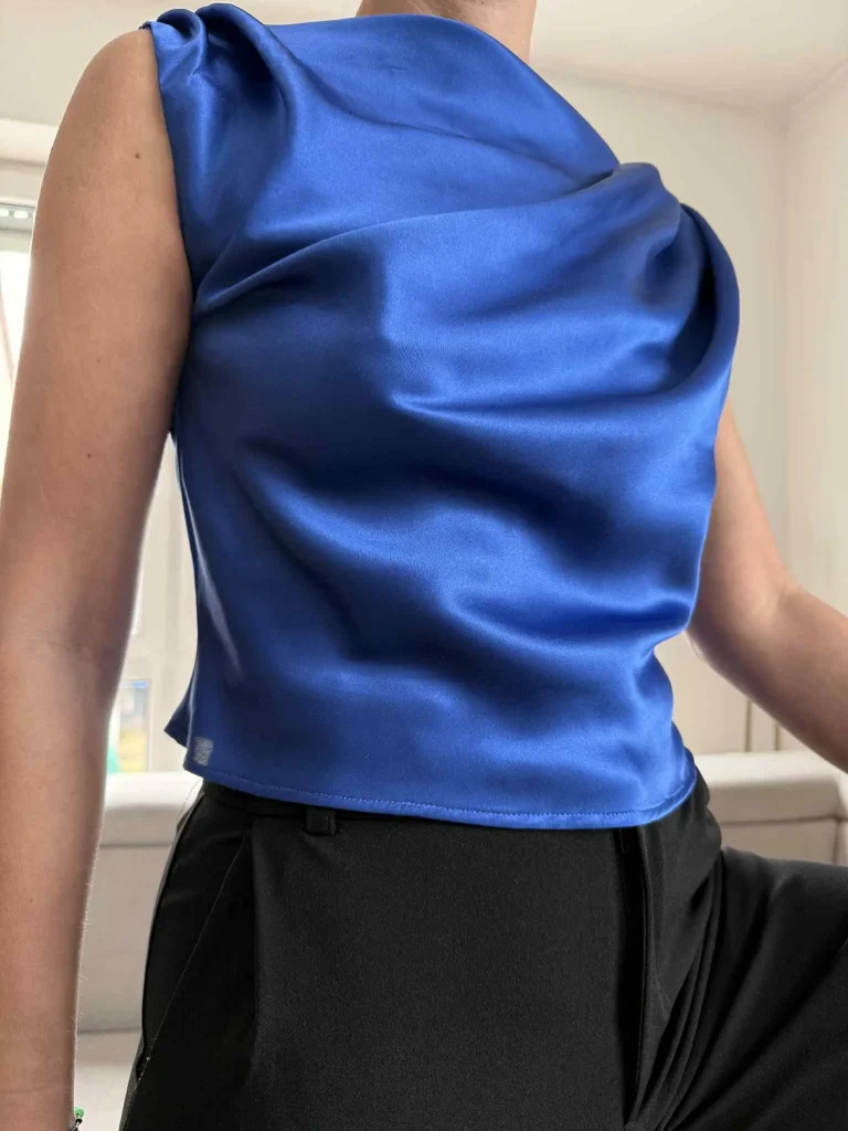 Marlene Seidenbluse aus Seide in Royalblau getragen, mit fließendem Fall.