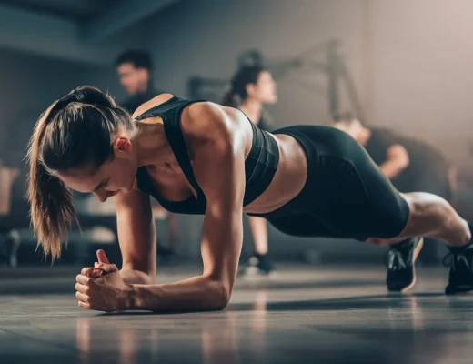 Athletische Frau im Fitnessstudio beim Unterarmstütz – Fitness als Lifestyle Statement für Kraft, Disziplin und moderne Körperkultur