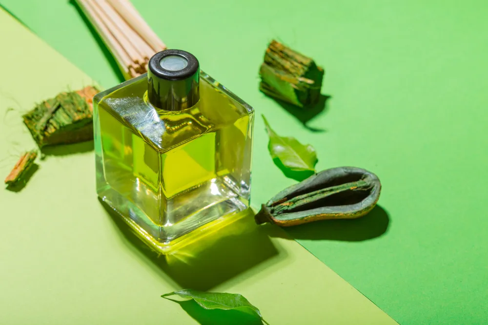 Matcha-Parfum-Flakon mit gr&uuml;nen Pflanzen und nat&uuml;rlichen Duftnoten &ndash; Symbol f&uuml;r Matcha als Duftnote in Parfums