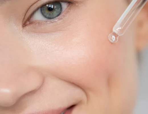 Eine Frau mit einem Tropfer vor ihrem Gesicht, Botox Alternative