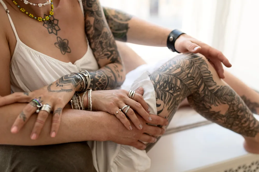 Frau mit Tattoos und Schmuck