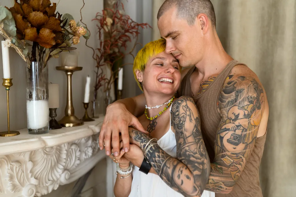 Tätowiertes Paar mit Schmuck und Tattoos als moderner Lifestyle- und Fashiontrend
