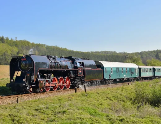 Luxuszug im Stil des Orient Express auf einer Reise durch die Landschaft