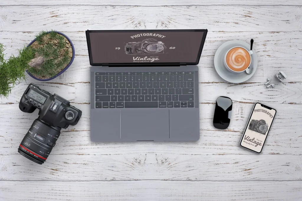 Eleganter Arbeitsplatz mit Laptop, Kamera und Kaffee – Luxus Lifestyle und Content Creation