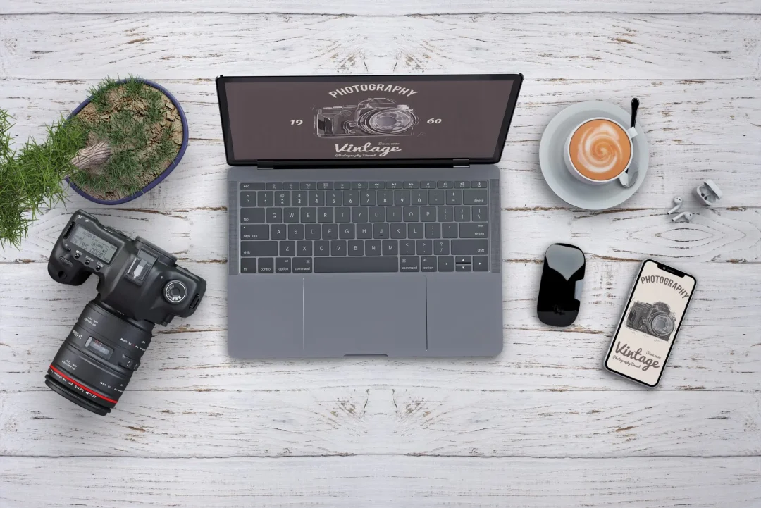 Eleganter Arbeitsplatz mit Laptop, Kamera und Kaffee – Luxus Lifestyle und Content Creation