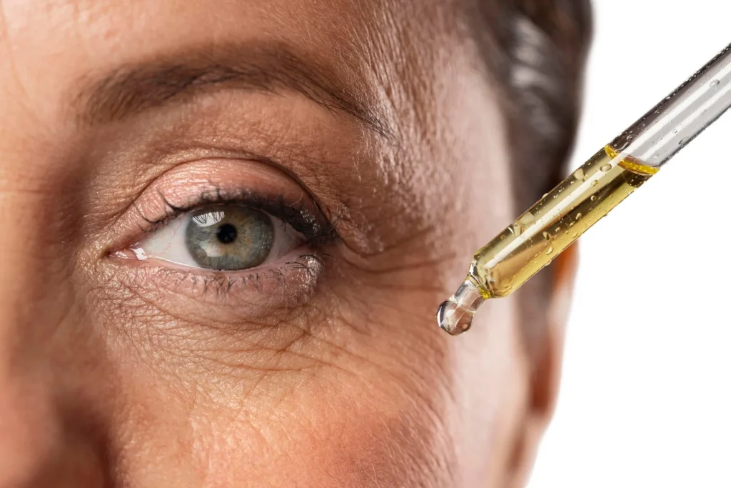 Reife Haut mit Falten und Serum-Pipette als Botox Alternative Skincare